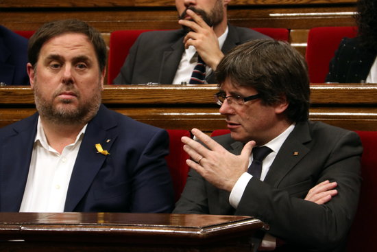 Oriol Junqueras (left) and Carles Puigdemont in Catalan parliament in October 2017 (by Pere Francesch)
